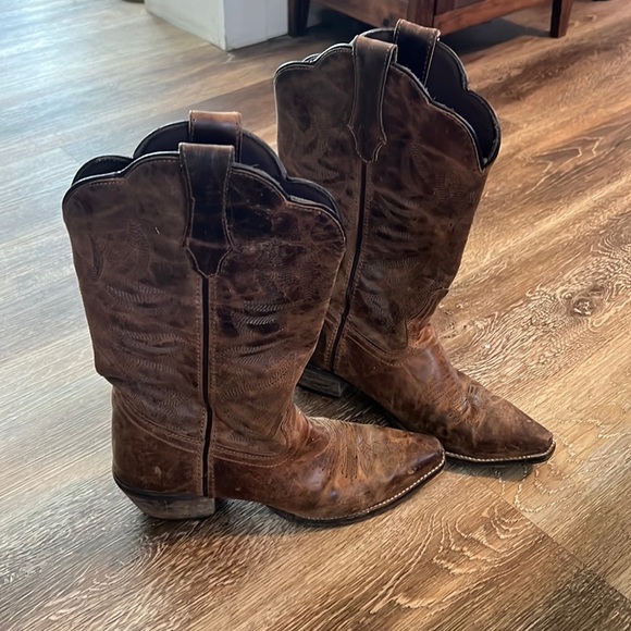 Shoes - Pre-loved cowgirl boots. Size 7.5​​​​​​​